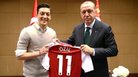 Месут Озил после фото с Эрдоганом объявил об уходе из сборной Германии