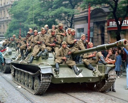 Советский показ армейской моды в Праге 1968 года