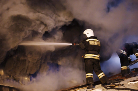 В Ростовской области крупный пожар охватил жилой дом