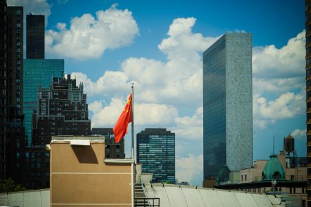 Китай призвал мир бороться с односторонними санкциями