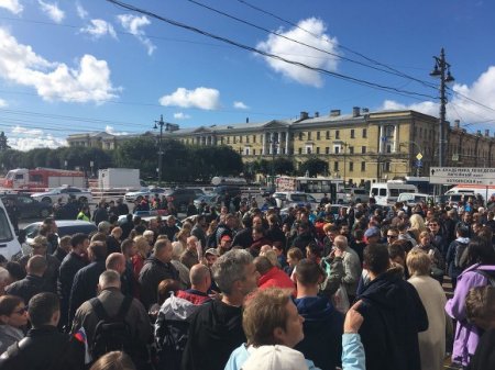 Митингующие против пенсионной реформы в Петербурге решили сменить дислокацию (фото)