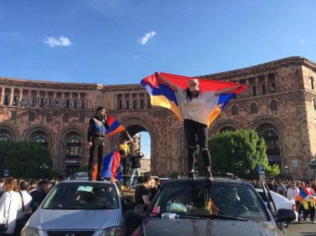 Протестующие в Армении ворвались в здание парламента