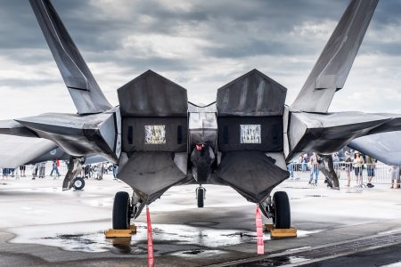  10    Stealth F-22 . 