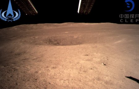 Китайский аппарат «Чанъэ-4» прислал первый снимок с обратной стороны Луны