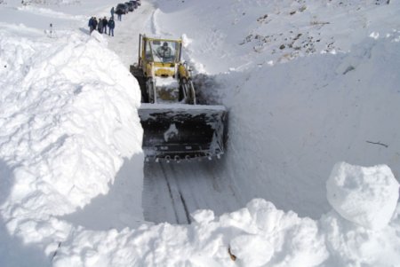 Из-за схода лавины закрыта дорога из России в Южную Осетию