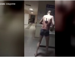 Россиянин вышел покурить с ножом в спине и попал на видео
