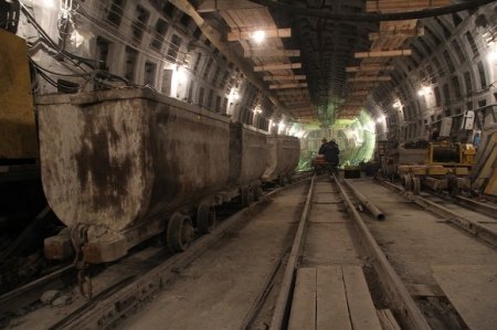 Строители петербургского метро вновь вышли к Смольному с требованием зарплат (фото)