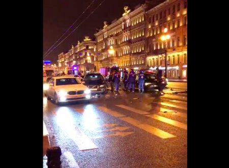 Серьезное ДТП в самом центре Петербурга, есть пострадавшие (видео)