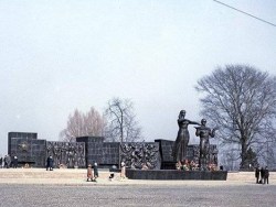 Во Львове третий день пытаются снести Монумент славы Советской армии