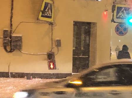 В центре Петербурга бетономешалка врезалась в ресторан (фото)