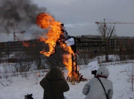 Активисты сожгли чучело «демона» возле Пулковской обсерватории (фото)