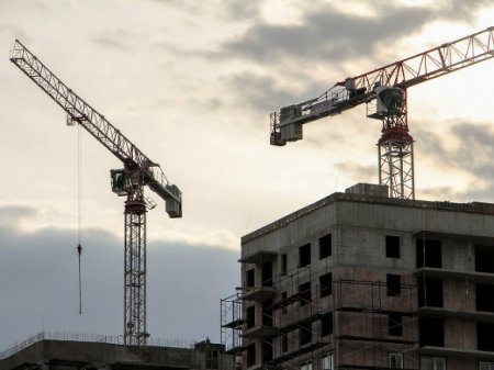 Жилищное строительство в РФ сократилось в феврале более чем на 2%