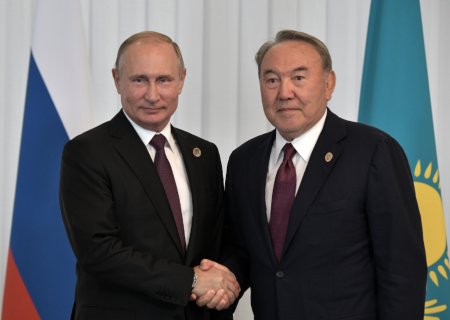 Путина наградили орденом в честь первого президента Казахстана