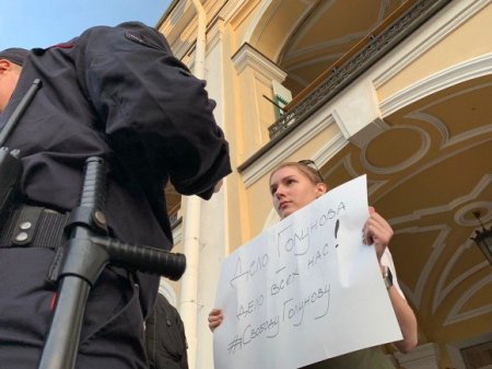 В Петербурге третий день идут пикеты в поддержку журналиста Голунова (фото)