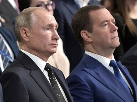 Путин увеличил зарплату себе и Медведеву