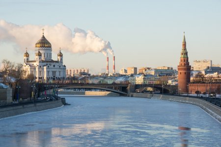 Спасатели вытащили из Москвы-реки мужчину, плывшего к храму Христа Спасителя