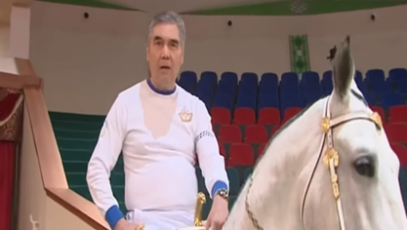 Президент Туркмении скакал по цирку на коне