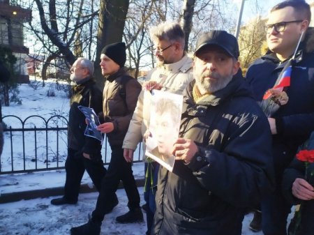 На шествие памяти Немцова в Петербурге вышли с гвоздиками и бубном