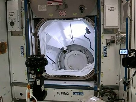 Астронавты с корабля SpaceX перешли на МКС