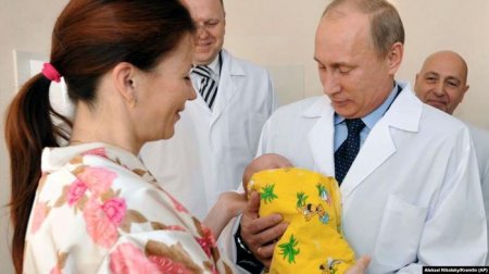 Мать "феноменально похожей" на Путина девушки стала совладельцем банка его друга