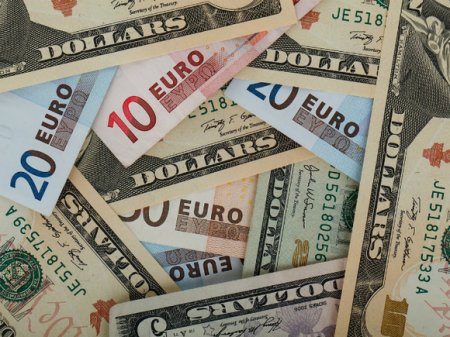 Официальный курс доллара резко повышен, евро прибавил меньше