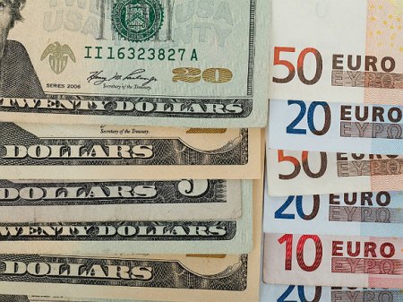 ЦБ РФ понизил официальный курс доллара на 22 копейки, курс евро поднят почти на 19