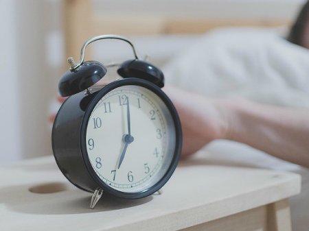 Может вызвать болезни: сомнолог Калинкин предупредил об опасности будильника