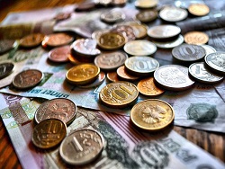 ЦБ РФ разрешил банкам без ограничений продавать наличную валюту, кроме доллара и евро