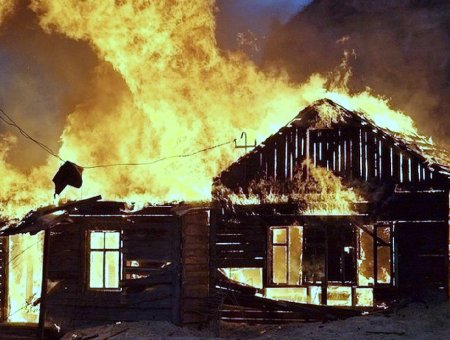 Около 90 домов загорелись в Омской области из-за пожара на поле