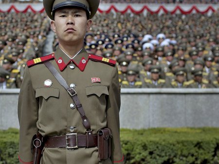 Северокорейских солдат из-за нехватки лекарств лечат от COVID-19 идеологией