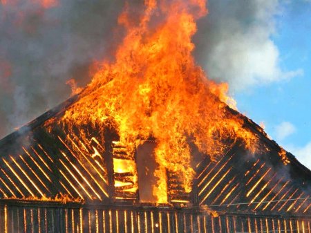 В Бурятии муж-тиран пытался заживо сжечь бывшую жену с двумя детьми