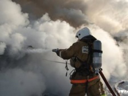 «Валит дым, слышны взрывы»: очевидцы засняли пожар в цеху с лакокрасочными изделиями в Электроуглях (фото, видео)