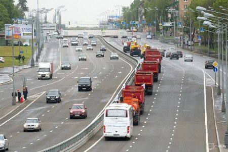 На Киевском шоссе микроавтобус на скорости снес дорожный автомобиль, есть пострадавшие (видео)