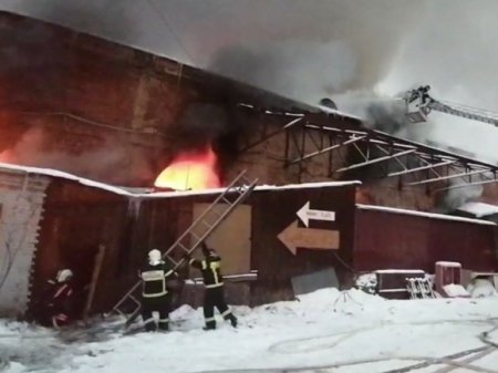 К тушению пожара в центре Москвы привлекли три вертолета и пожарный поезд