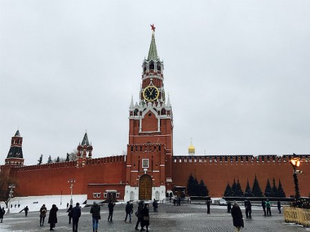 В Кремле прокомментировали слухи о запрете на выезд сотрудникам администрации