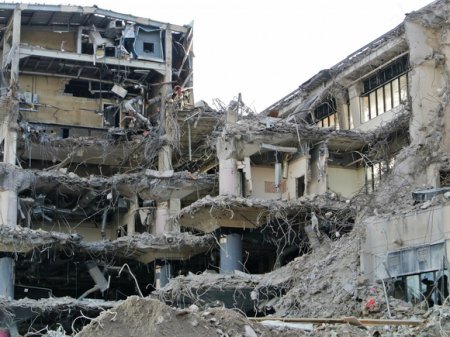 Российские спасатели нашли $150 тыс. наличными под завалами дома в Турции