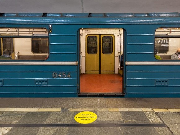 В московском метро пассажира вытолкнули из вагона, а потом избили на платформе (видео)