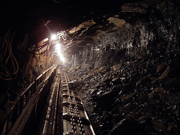 Число жертв аварии на шахте в Казахстане превысило 20 человек