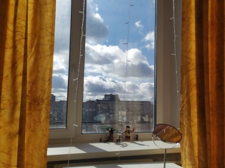 В Краснодаре женщина выкинула диван из окна многоэтажки (видео)